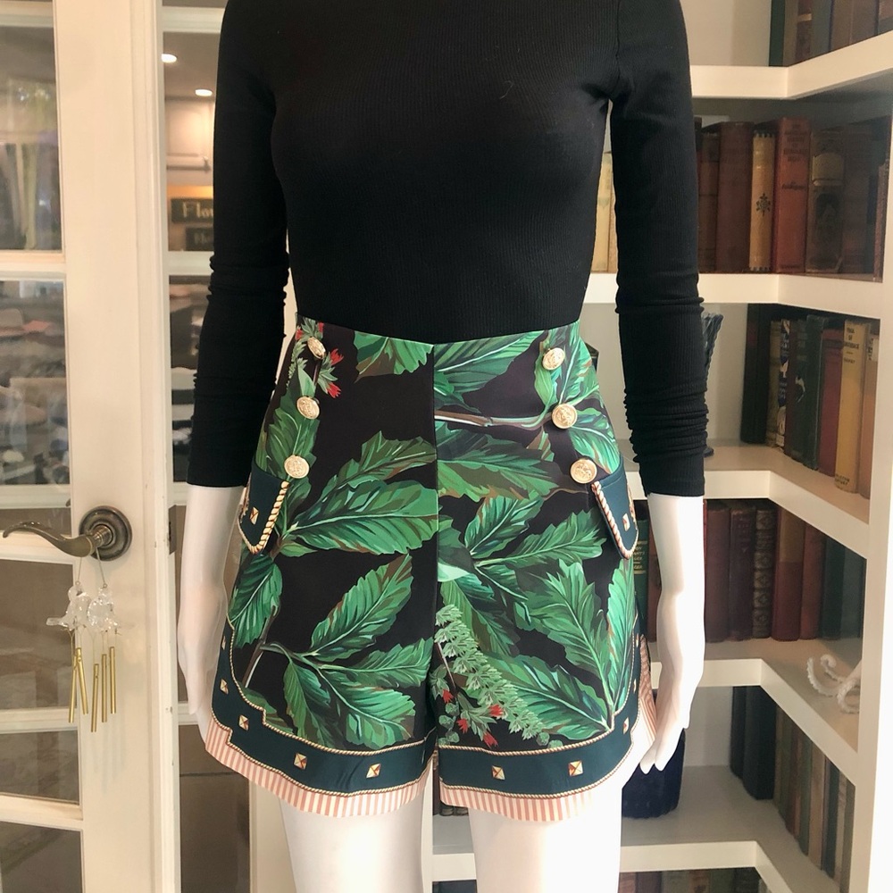 🍃 Tropical Leaf Print Women's Shorts